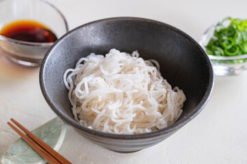 器に入れたとうふ素麺
