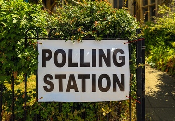 Pooling station signahe outside a school on election day
