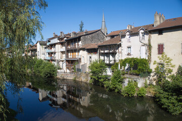 Maisons avec balcons entre rue du Buis et berges de la Jordanne à  Aurillac dans le cantal en france en été 