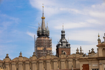 Obraz premium Krakow, Poland, Europe, 2. August 2024: Under restoration Saint Mary Basilica at the Main Square