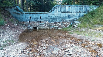 Górski strumień z wodospadem.  © WalDec