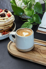 Café corazón con waffles