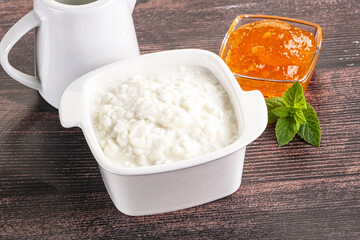 Grain curd with cream and jam