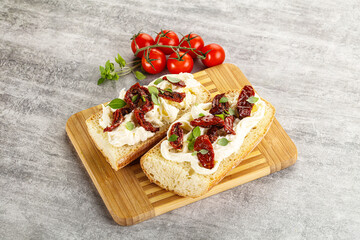 Bruschetta with strachatella and dry tomato