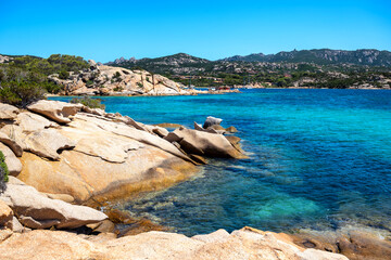 Traumhaft schöne Küstenregion der Costa Smeralda mit Granitfelsen und türkisblauem Wasser