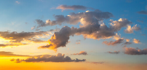 Obraz premium Picturesque evening sky with whimsical clouds