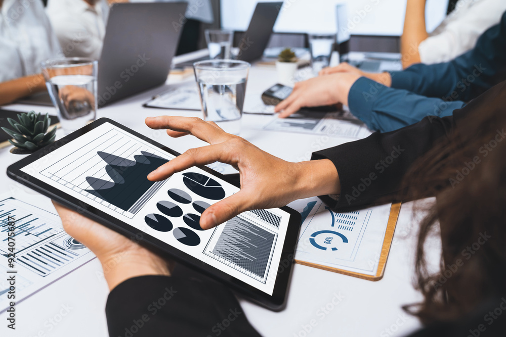 Fototapete analyst team uses bi fintech display tablet to analyze financial data . business people analyze bi s