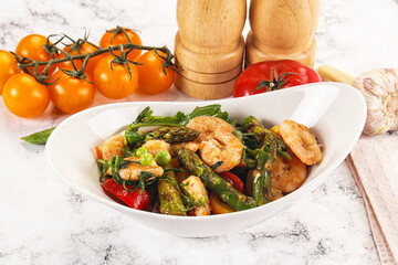 Gourmet salad with prawn and asparagus