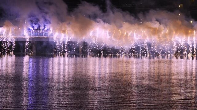 水上の花火(ナイアガラ花火)【みなもに美しい】爽やかななイメージ映像にも最適です