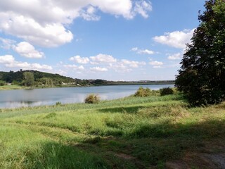 Eine Radtour rund um den Süssen See im Mansfelder Land mit Blick auf das Schloss Seeburg, die fleckenkirche St Nikolai, den Halden und den Bindersee Rollsdorf