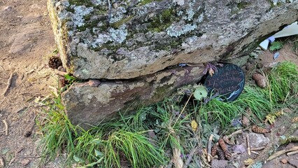Tas de pierres en forme de roches sur sol rouge