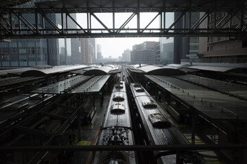 近代的な駅の構内に電車が止まる、大阪駅