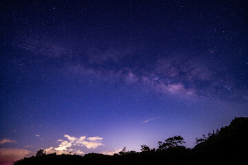 Fototapeta premium Summer starry sky, stargazing at night, Milky Way, Oahu, Hawaii