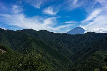 Naklejka premium 山梨県南巨摩郡身延町から望む夏の富士山