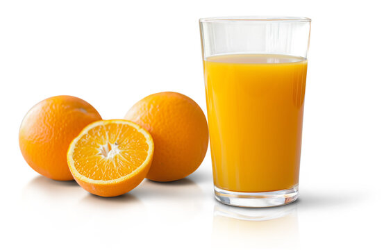 Um copo de suco natural de laranja isolado em fundo transparente.	