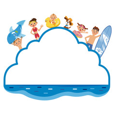 夏の雲のシルエットと海を満喫する家族