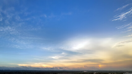 Fototapeta premium Breathtaking Sunset Over Horizon with Colorful Clouds