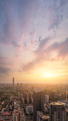 Obraz premium Stunning Urban Sunset Over City Skyline with Clouds and Skyscrapers
