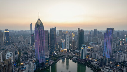 Fototapeta premium Captivating Urban Skyline at Sunset Overlooking a Serene Lake