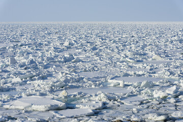 北海道知床に接岸する流氷 © 望 土岐