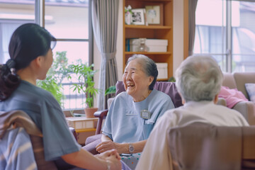 笑顔の老人ホームの楽しそうな入居者の老人達