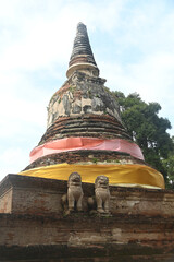 The main chedi of Wat Mae Nang Pluem. It is a large Lanka-shaped pagoda set on a square Thaksin...