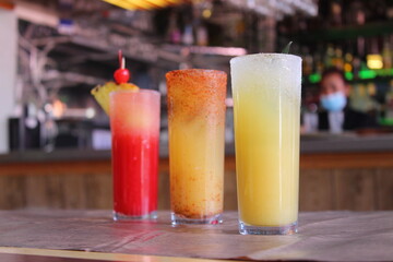 tres vasos con bebidas