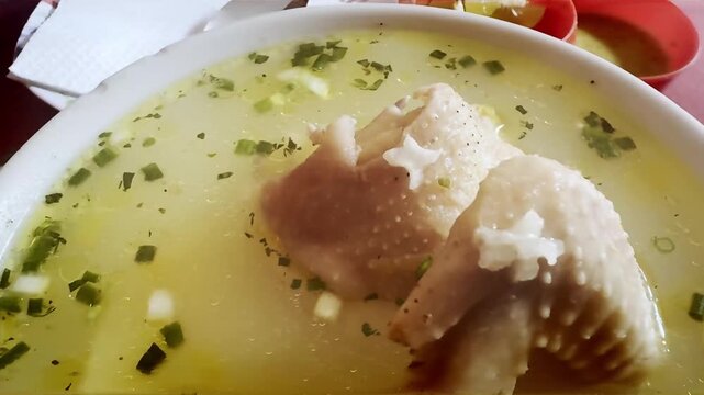 Video de comida peruana, caldo de gallina 