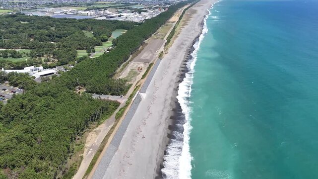 夏の静岡県中田島砂丘の高度150mからの4Kドローン空撮、まるでハワイや沖縄のような海の美しさ