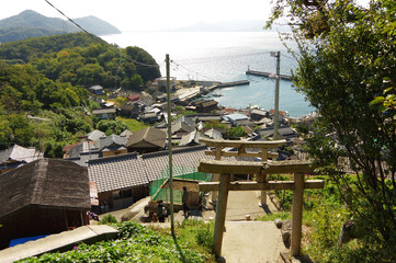 鳥居と港町と海