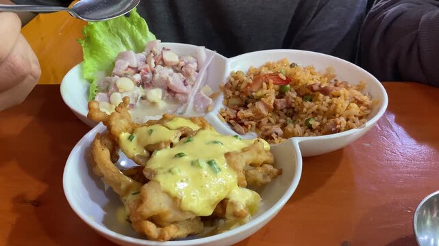 video 4K sabroso arroz con mariscos, comida peruana