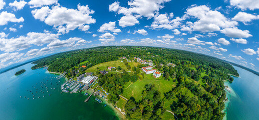 Ausblick auf die idyllische Landschaft bei Pöcking am Starberger See im oberbayerischen Fünfseenland