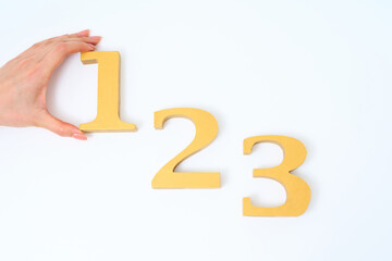 「1」「2」「3」と並べられた数字の木製ブロック
