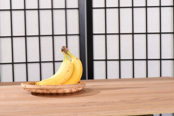 竹ざるに添えた新鮮なバナナ
