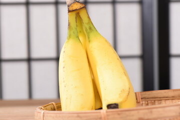 和室に置かれたバナナ