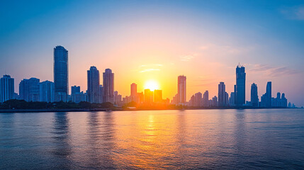 Obraz premium City skyline with the sun setting behind the buildings.