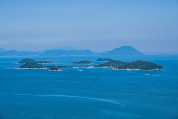 女木島鷲ヶ峰展望台から眺める大島にフェリーが行き交う