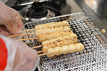 両手でつまむ調理中の団子