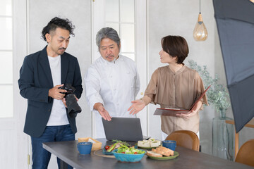 料理の写真を撮影するカメラマンと料理人とディレクター