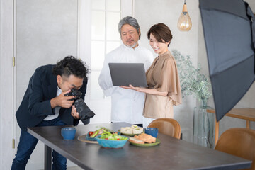 料理の写真を撮影するカメラマンと料理人とディレクター