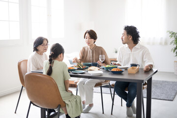 料理のマナーを注意する、叱るお母さんと怒られる子ども　食育や躾、テーブルマナーなどマナーのイメージ