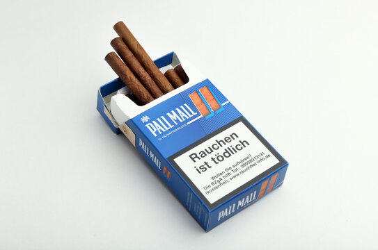 pall mall blue cigarettes Pall Mall Blue XL Filter-Cigarillos. Stock Photo