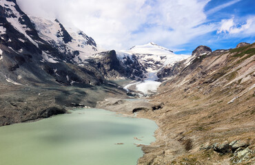 Obraz premium Austria highest mountain peak. Below is the Pasterze Glacier