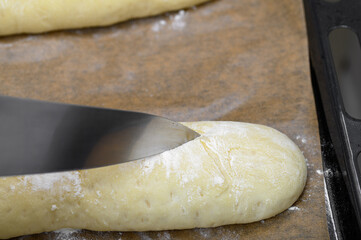 Nacinane nożem pieczywo przed pieczeniem