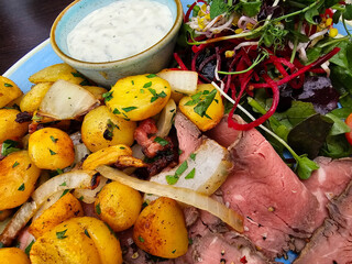 Roastbeef mit Bratkartoffeln, Salat und Remouladensoße