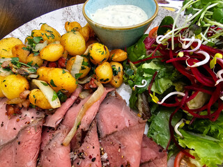 Roastbeef mit Bratkartoffeln, Salat und Remouladensoße