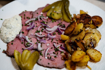 Roastbeef mit Bratkartoffeln, Salat und Remouladensoße
