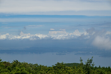 夏の雲に覆われた瀬戸内の海