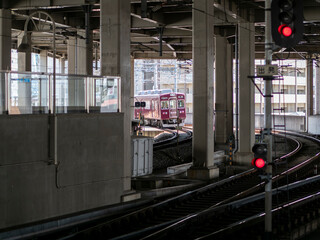 川西能勢口駅を出発する能勢電妙見線の電車