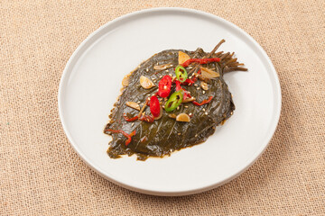    A side dish made by seasoning and simmering perilla leaves with soy sauce.